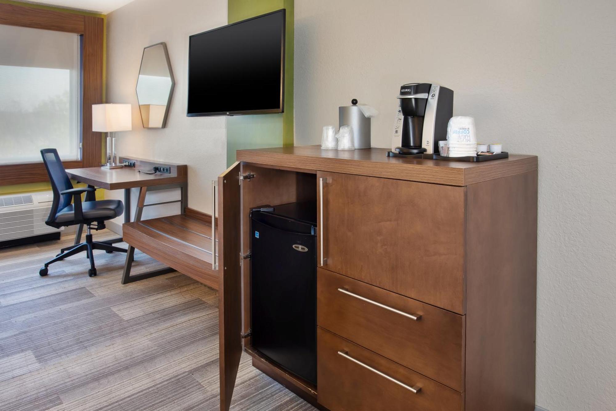 Express Airport By Ihg Hotel