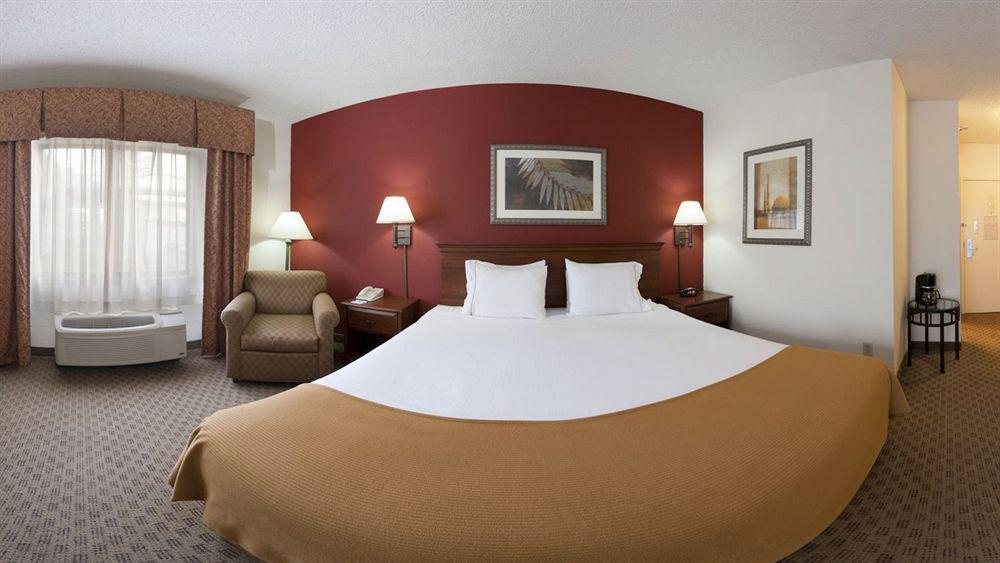 Hotel Express Airport By Ihg 3*