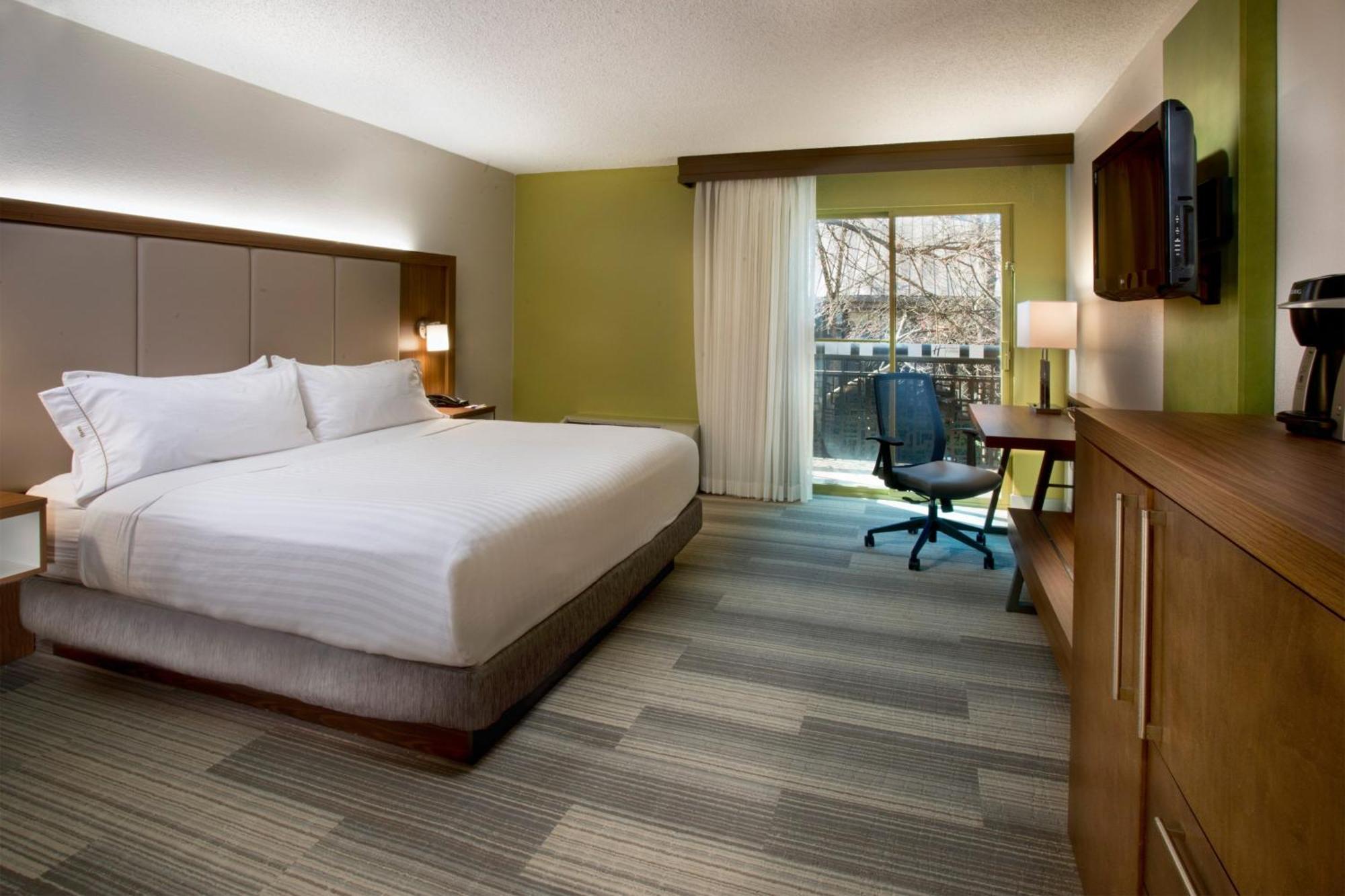 Express Airport By Ihg Hotel 3*