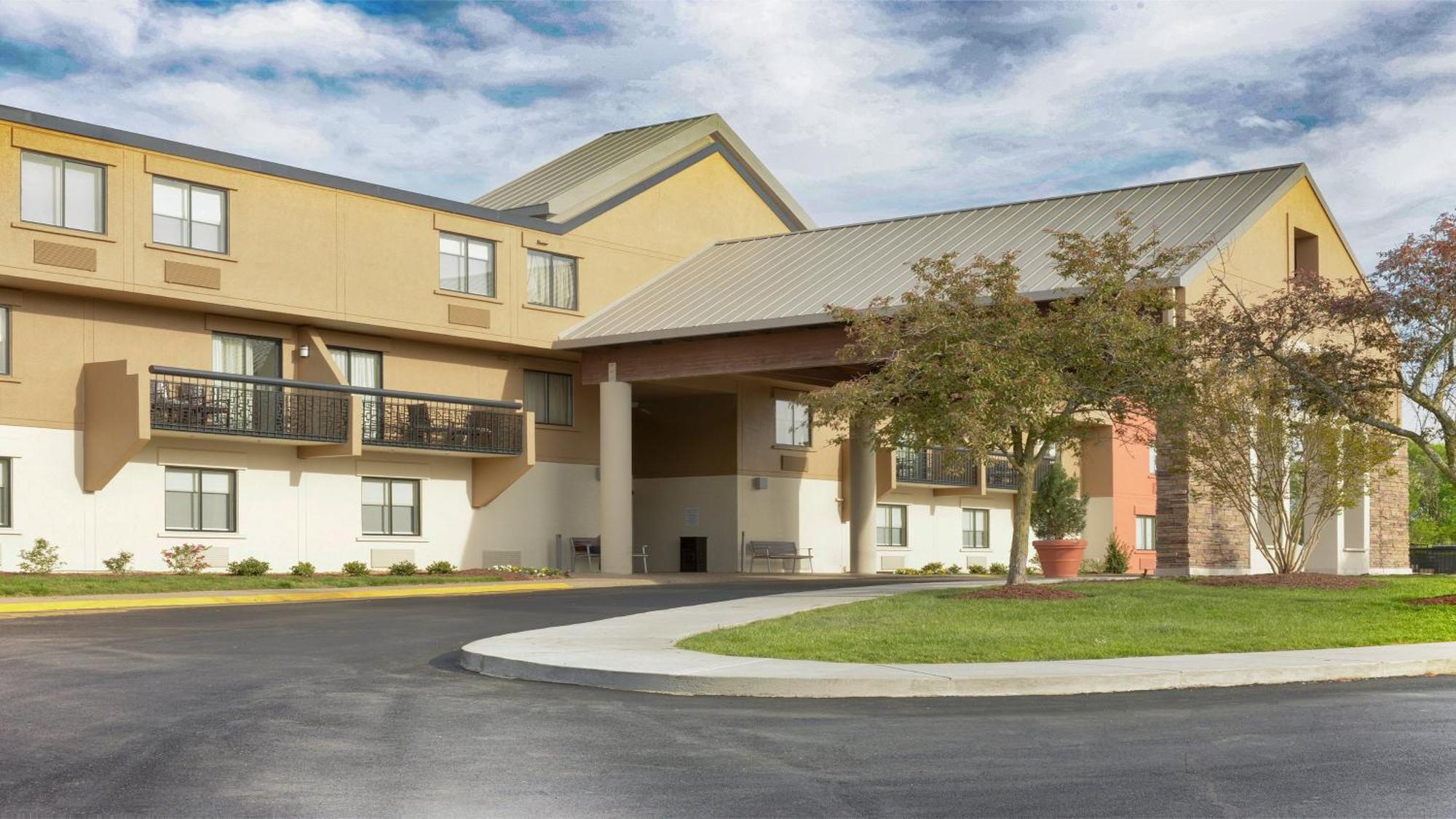 Express Airport By Ihg Hotel 3*