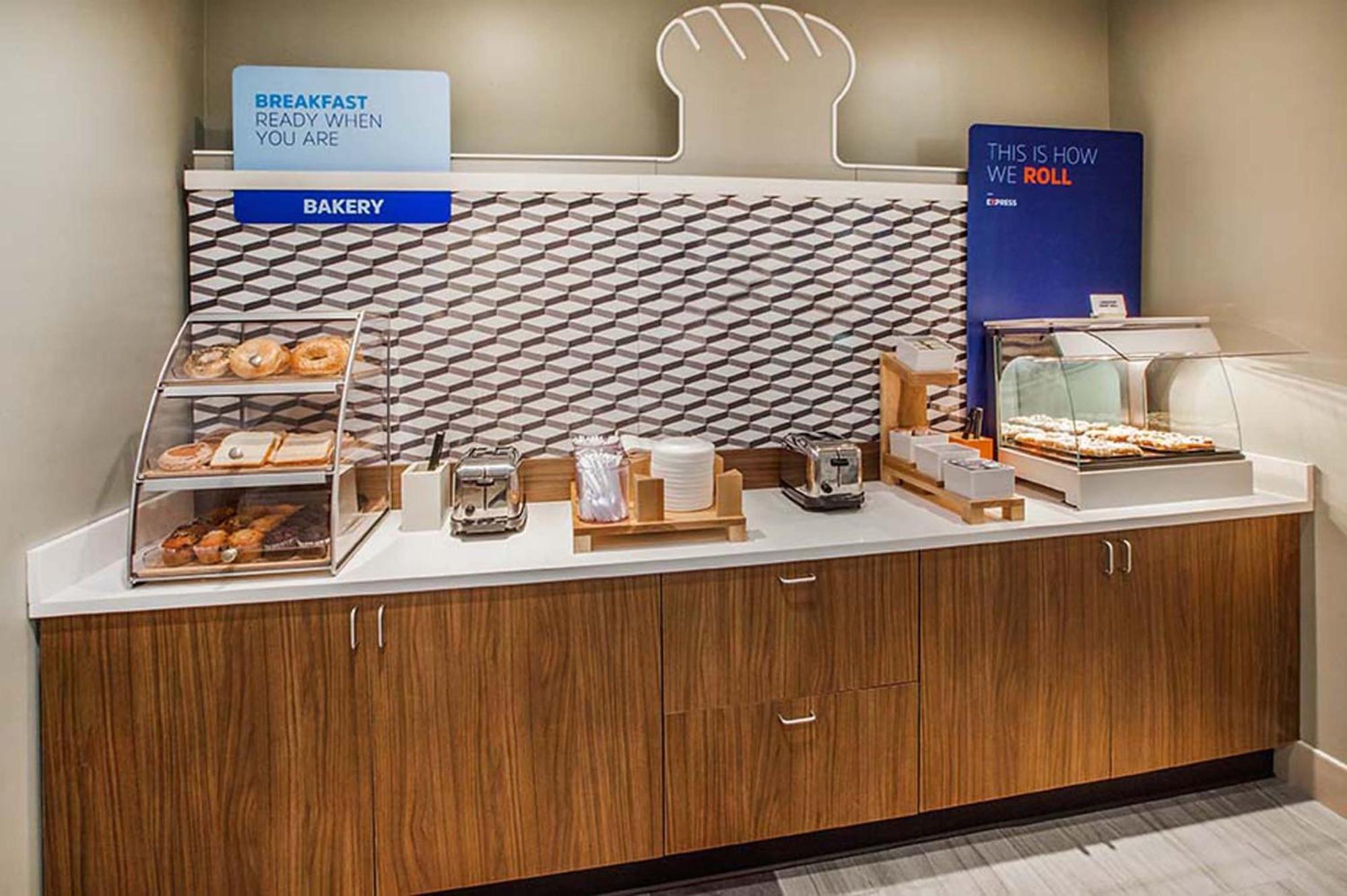 Express Airport By Ihg Hotel Nashville