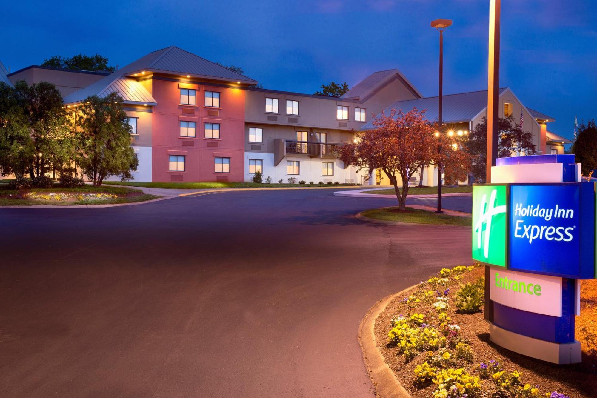 Express Airport By Ihg Hotel 3*