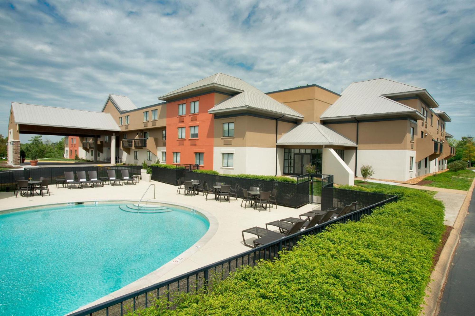 Express Airport By Ihg Hotel 3*